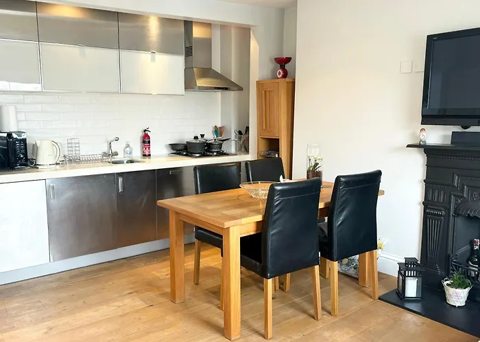 Victorian Modern Two Bedrooms Flat In West Kensington With London Skyline View