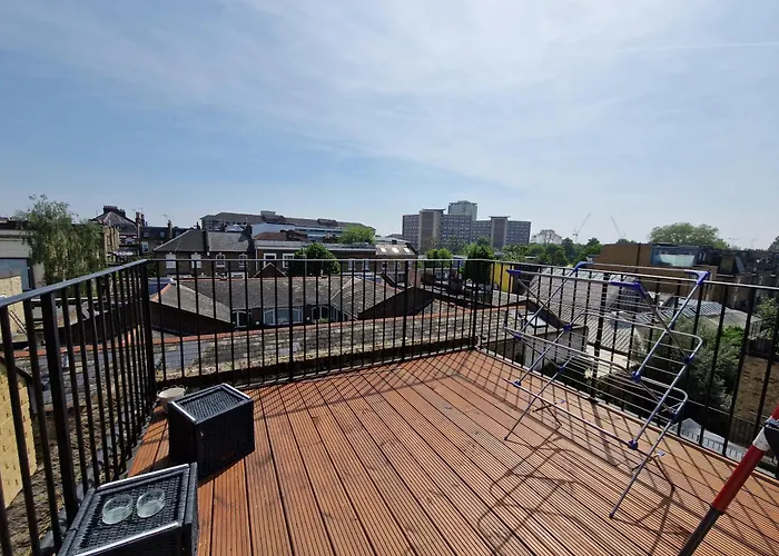 Victorian Modern Two Bedrooms Flat In West Kensington With London Skyline View