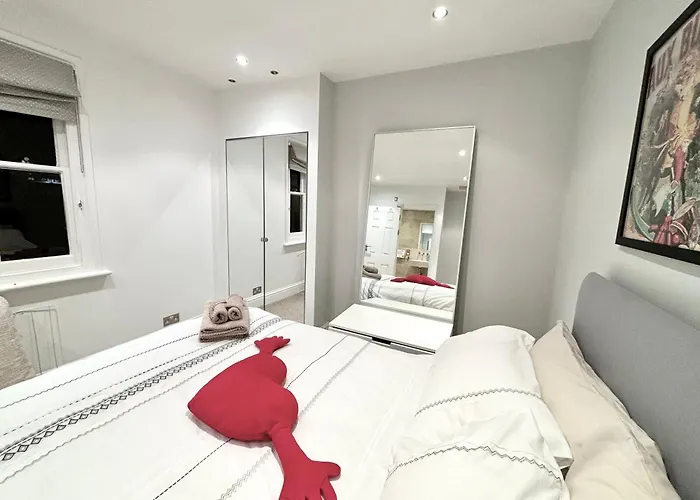 Victorian Modern Two Bedrooms Flat In West Kensington With London Skyline View